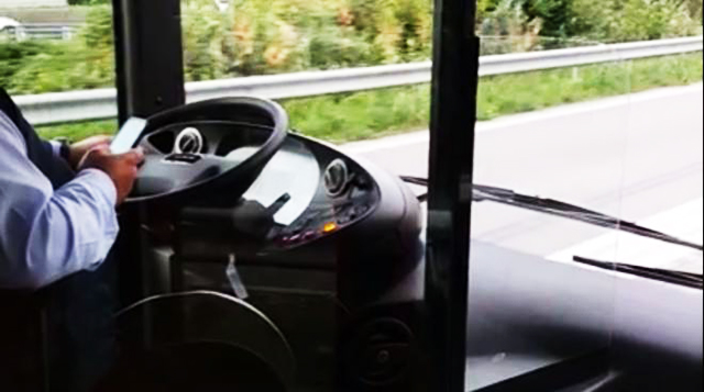 l-autista-alla-guida-col-cellulare-521978