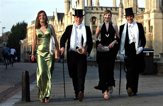 studenti che vanno al ballo di fine anno